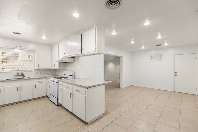 Building Photo - 2015 Wycliffe Dr