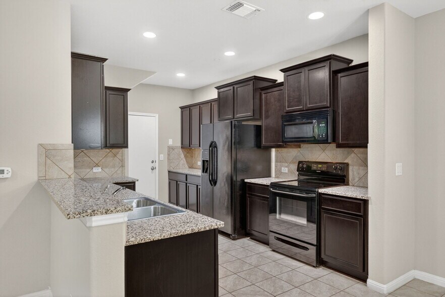 Building Photo - 516 E Slaughter Ln