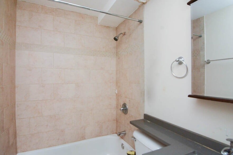 Building Photo - 675 W Wrightwood Ave