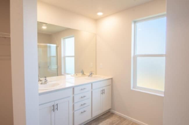 Building Photo - Beautiful newer construction 4 bed, 2.5 ba...