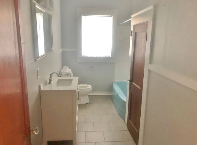 Building Photo - CHARMING 3 BEDROOM