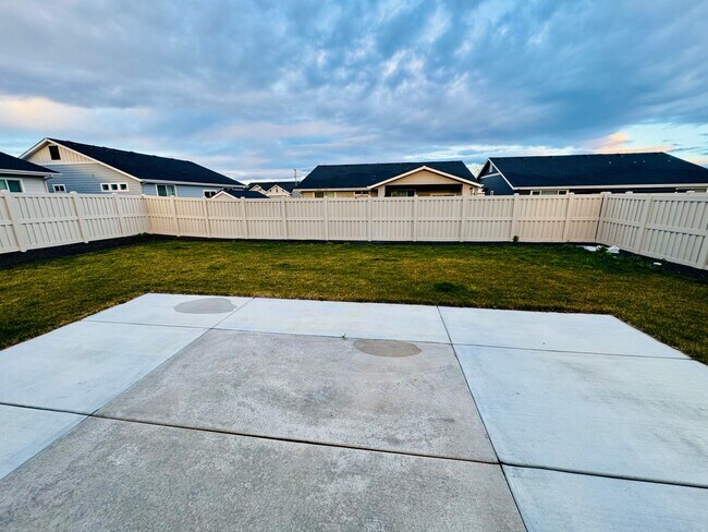 Building Photo - Beautiful Newer Built 3-Bedroom, 2 bath Home in Meadows at West Highlands