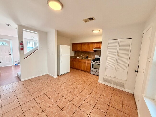 Building Photo - 813 Fisher Ave