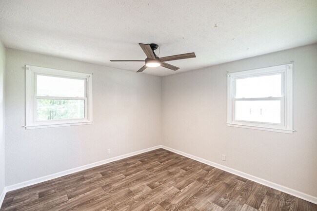 Building Photo - 127 B Susan Dr