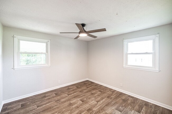 Building Photo - Charming Duplex Rental in Hendersonville!
