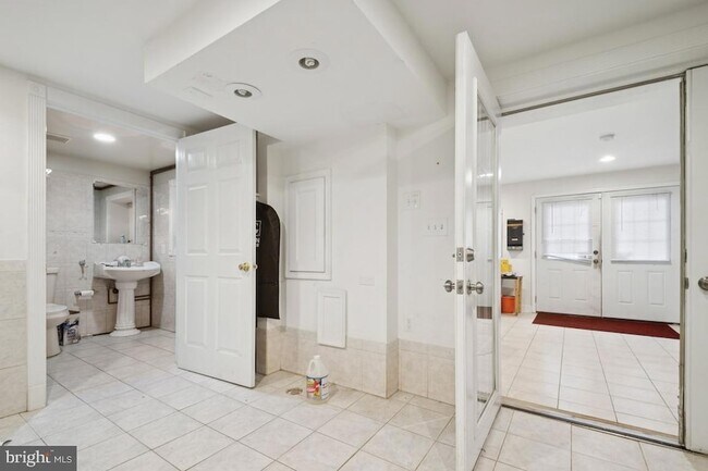 Building Photo - 2025 Fairland Rd