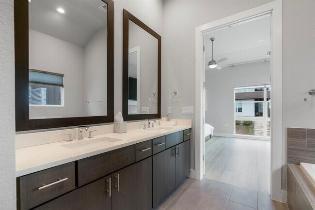 Building Photo - 6008 Florencia Ln