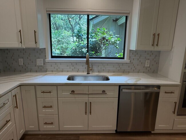Building Photo - Stunning Remodeled One-Story Home - Port Royal Plantation