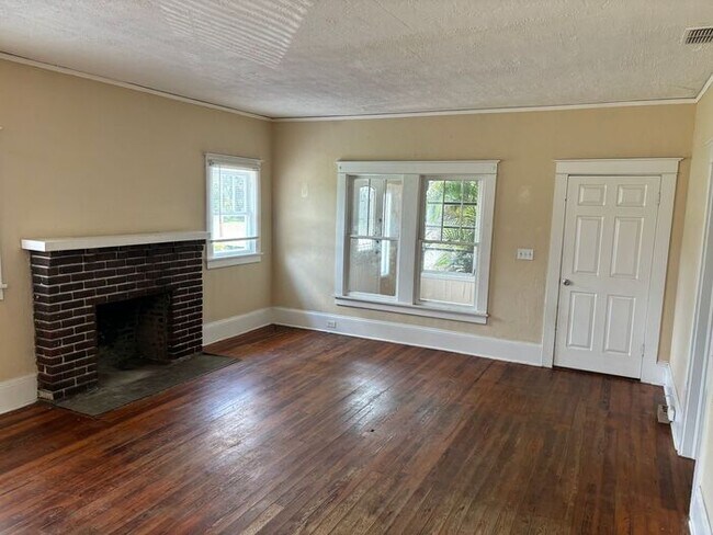 Building Photo - Historic Home in Historic Sought after New...