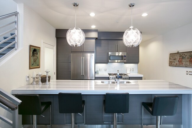 Building Photo - Modern Townhome in the Heart of Downtown E...