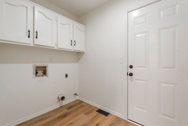 Building Photo - 3 Bed | 2 Bath near Downtown Tulsa!