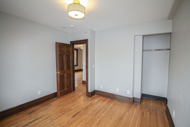 Building Photo - Beautiful 2 Bedroom Renovated Apartment Wa...