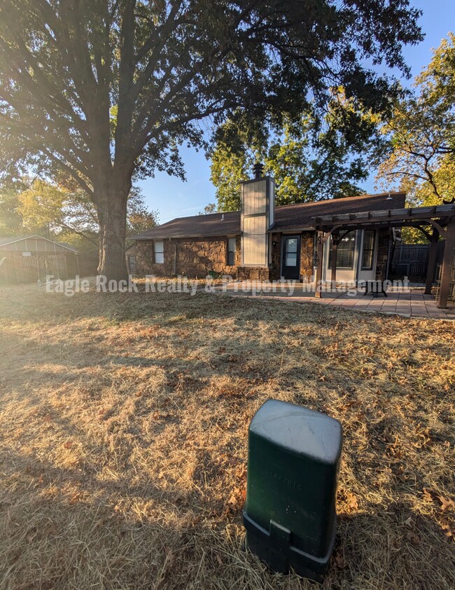 Building Photo - Tulsa House for Rent (3beds/2baths)