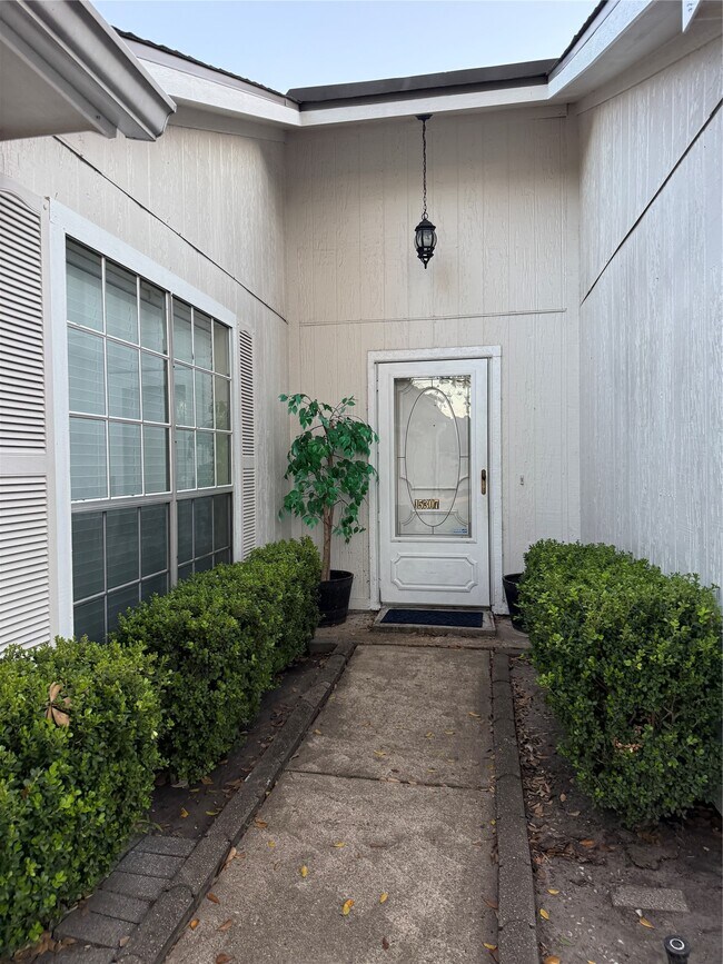 Building Photo - 15307 Pebble Lake Dr