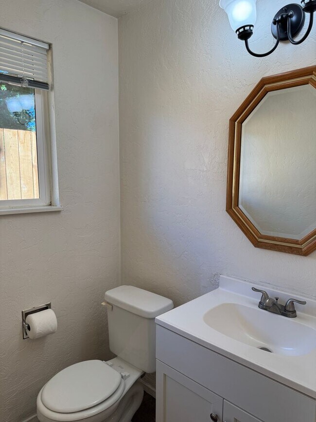 Building Photo - Updated 2-bedroom 1.5 bath duplex in Springfield!
