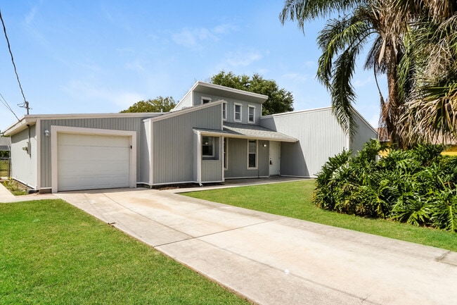 Building Photo - 2574 SW Monterrey Ln