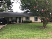 Building Photo - Beautiful 3 bedroom home! 1/2 off 1st mont...