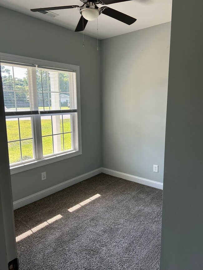 Building Photo - 3 bedroom 2 bath home