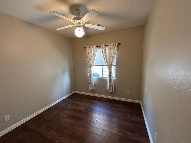 Building Photo - 14527 W Gelding Dr