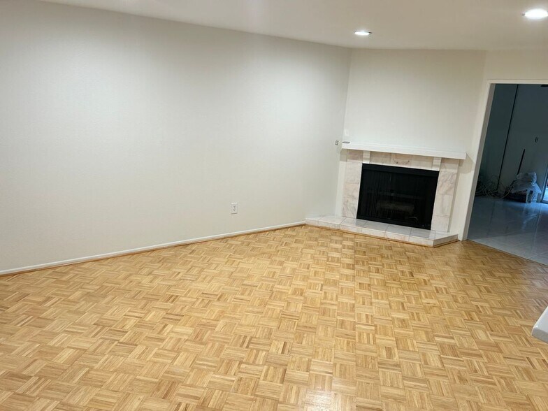 Building Photo - 13112 Moorpark St
