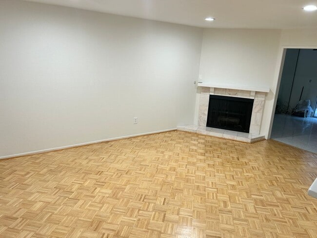 Building Photo - 13112 Moorpark St