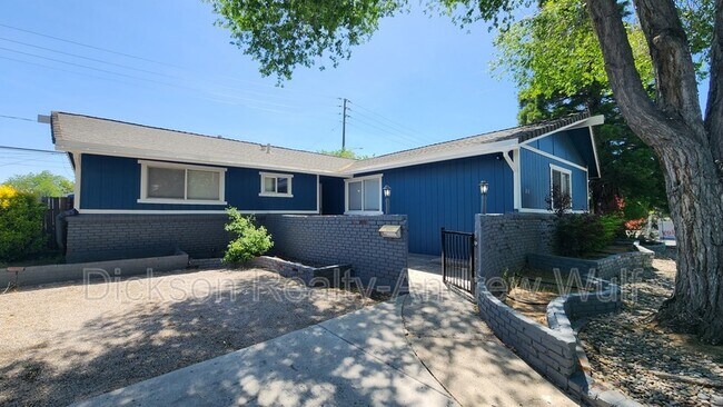 Primary Photo - 700 Akard Dr