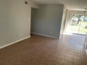 Building Photo - Spacious 2 Bedroom 1 Bath Second Floor Unit