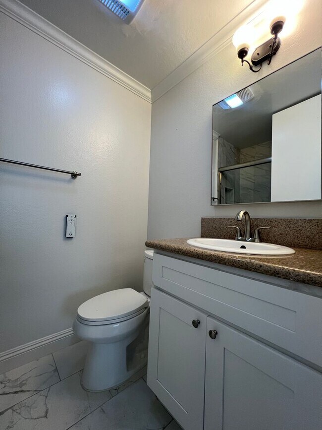 Building Photo - 6526 Ocean Crest Dr