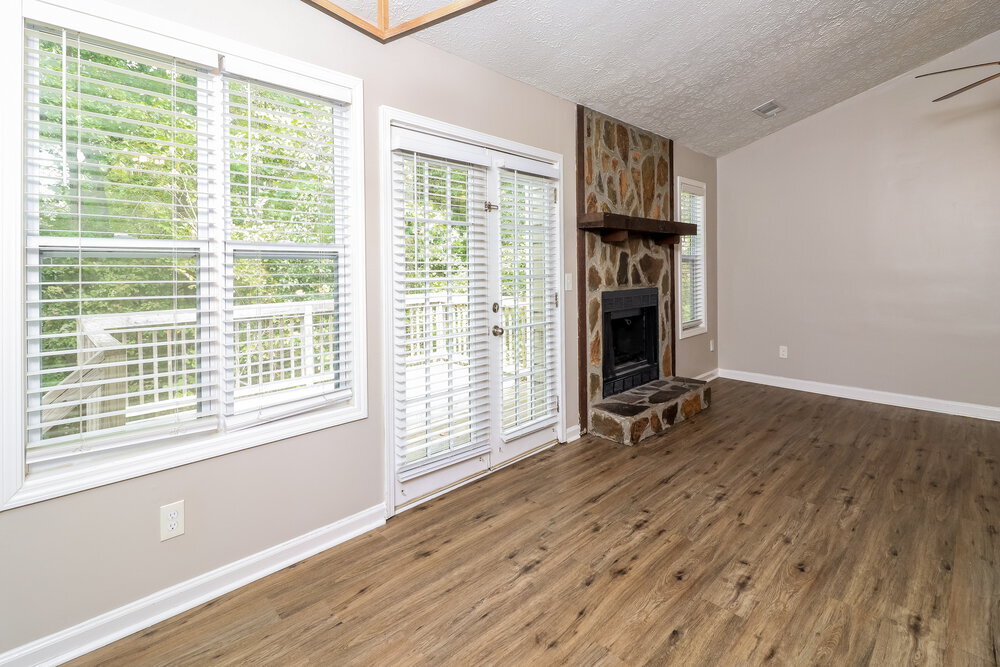 Building Photo - 353 Knollwood Ln