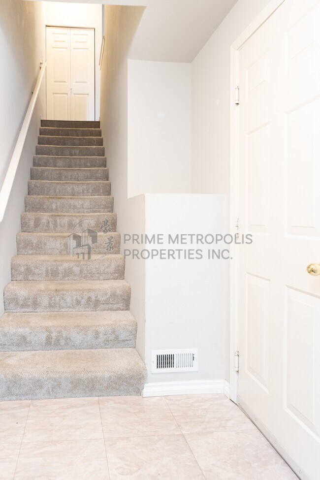 Building Photo - 2062 Newport Way NW