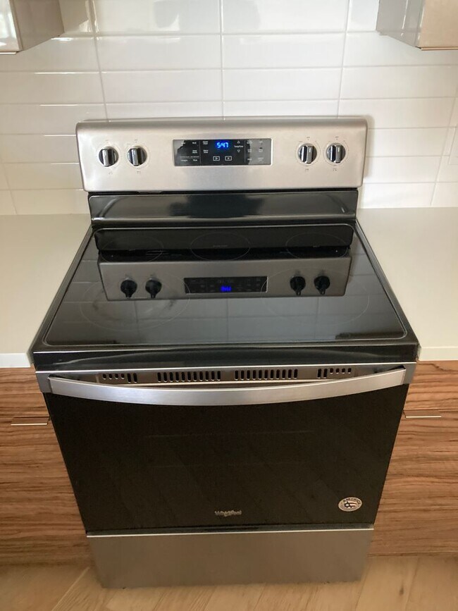 Building Photo - Back on the market! Modern 2 bedroom 2 bath condo blocks from the beach w/parking and washer/drye...