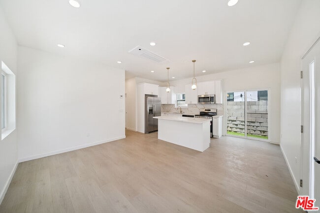 Building Photo - 1513 S Hayworth Ave