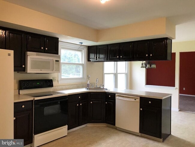 Building Photo - 2 Corwen Terrace W