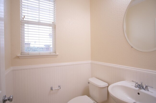 Building Photo - Charming 4-bedroom, 2.5-bathroom home