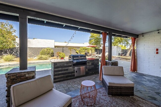 Building Photo - 10610 N 35th St