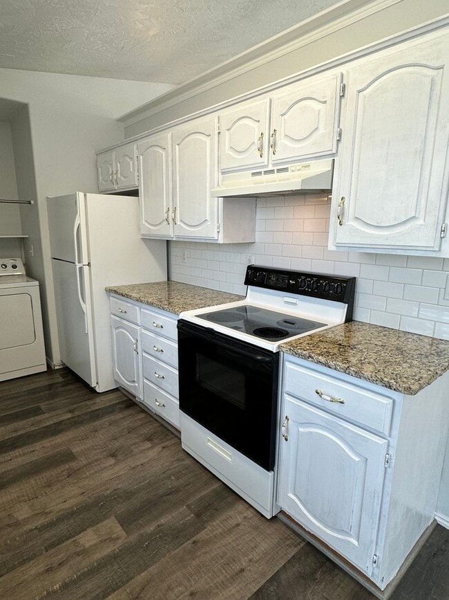 Building Photo - THIS IS A LEASE TAKEOVER, PLEASE CONTACT THE CURRENT TENANT, TANNER @ 801-688-4161 - Cute 3 Bed 1...