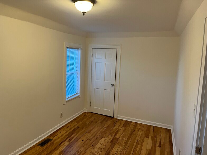 Building Photo - 15 Locust St