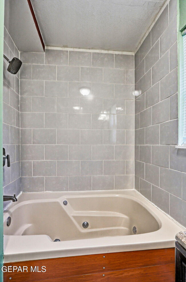 Building Photo - 3020 Wedgewood Dr