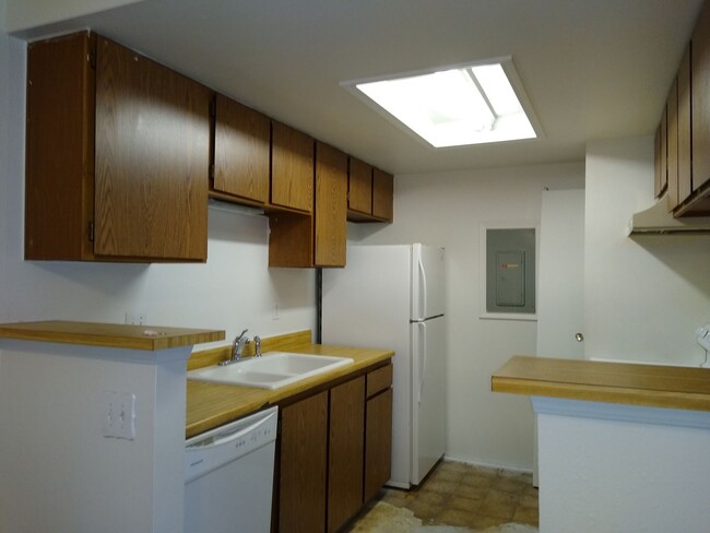 Building Photo - Awesome 2 Bedroom w/ Study 2 Bath Robinwoo...