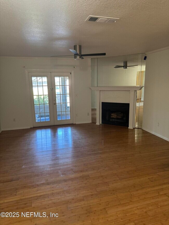 Building Photo - 3801 Crown Point Rd