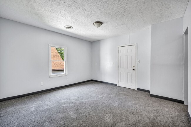 Building Photo - Spacious 5 Bedroom - Vouchers Accepted