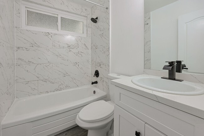 Building Photo - Spacious 5-Bedroom, 3-Bath Home – Convenie...