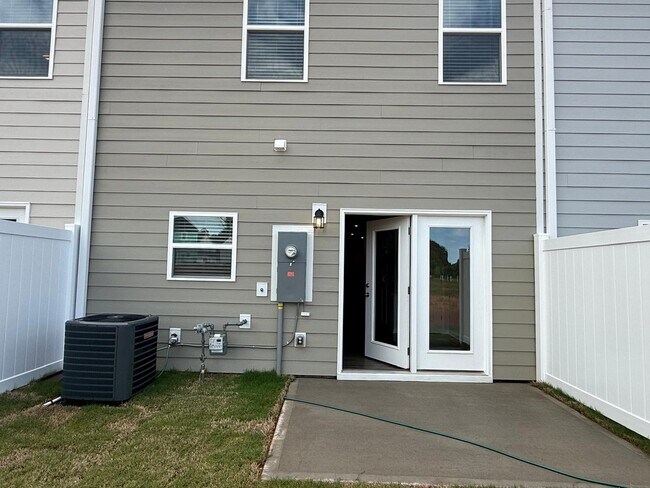 Building Photo - 105 Santorini Wy