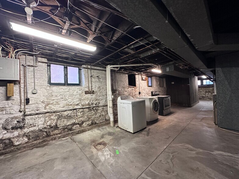 Building Photo - 3704 Fairview Ave