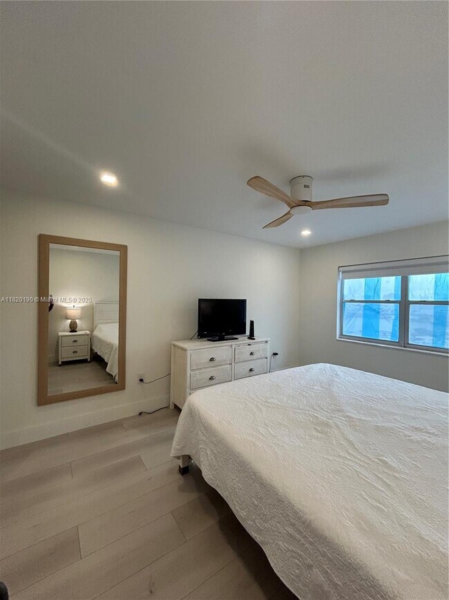 Building Photo - 400 Kings Point Dr