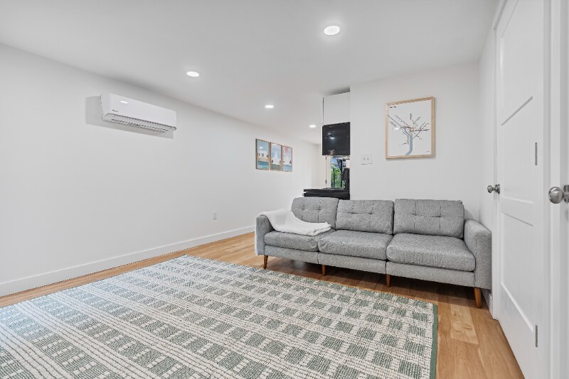 Building Photo - 25 Seaton Pl NE