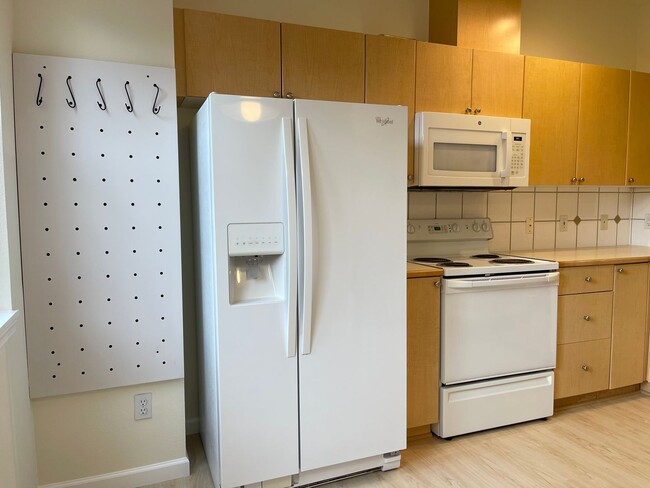 Building Photo - Bellevue Townhome! 2 Bedroom 2.5 Bathroom! *Utilities Included*