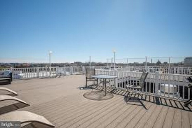 Building Photo - Great Studio with roof deck, 2 blocks to D...