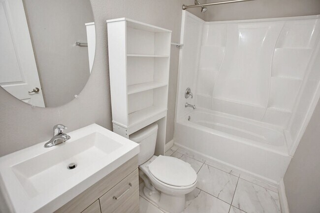 Building Photo - 4 Bed, Beauty With First Floor Bed And Full Bath