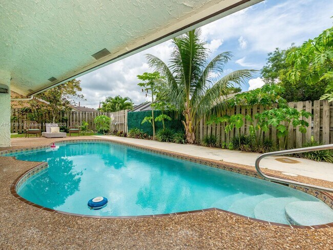 Building Photo - 741 E Plantation Cir